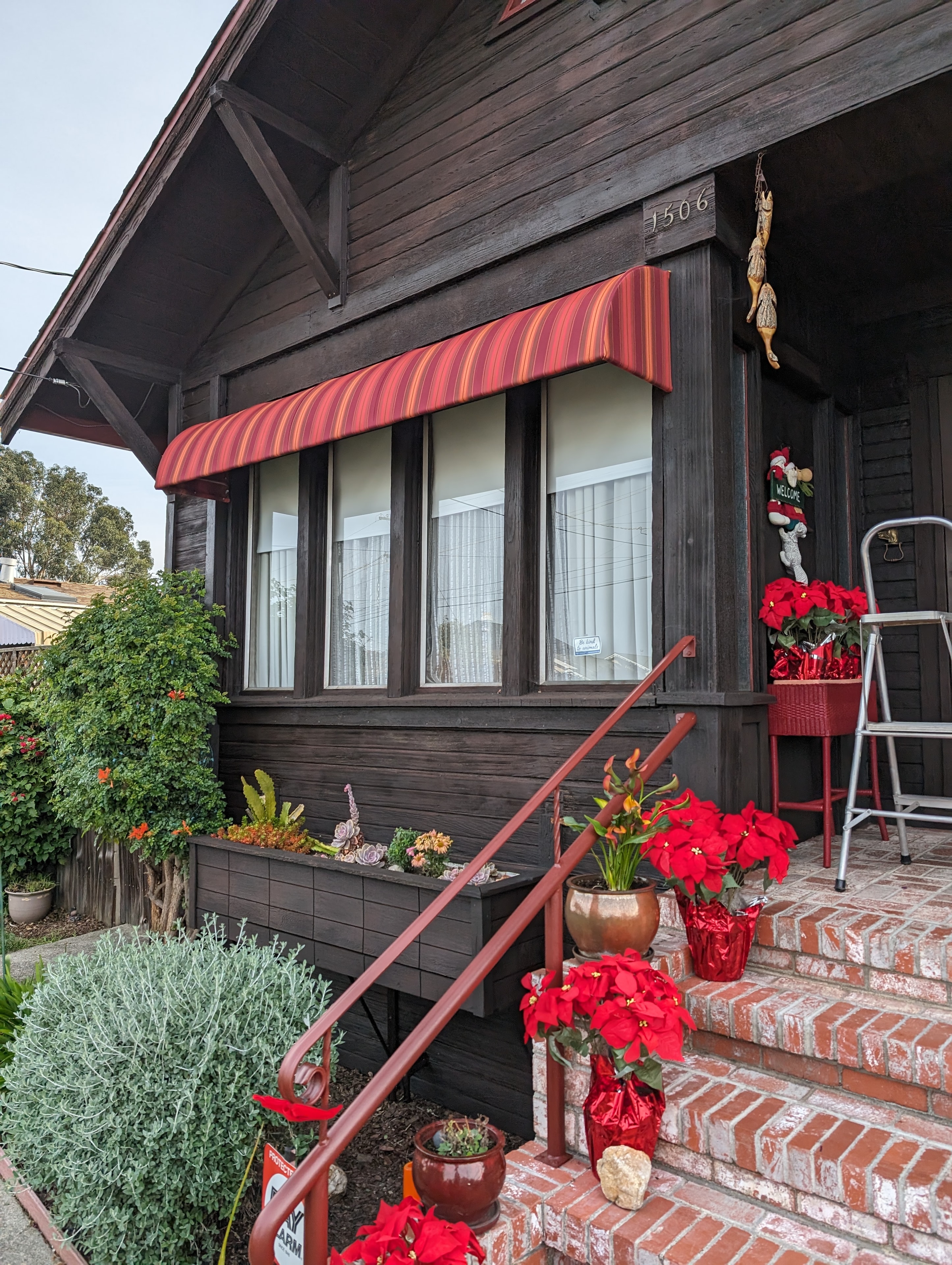 Retractable patio awning